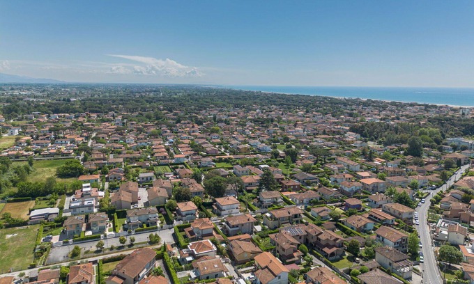 Marina di Pietrasanta Apartment | Lovely apartment for 4 people with A/C, WIFI, TV, patio and pets allowed