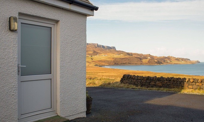 Staffin Apartment | Lovely apartment for 2 people with WIFI, TV and parking