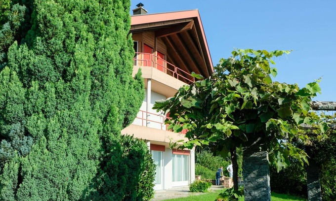 Spiez Apartment | Lovely apartment for 12 people with WIFI, TV, balcony and pets allowed
