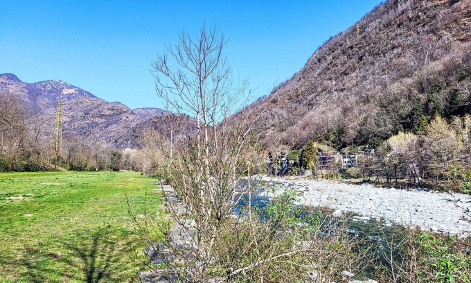 Losone Apartment | Lovely apartment for 3 guests with WIFI, TV, balcony, pets allowed, panoramic view and parking