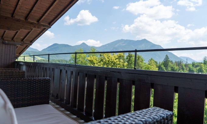 Strobl Apartment | Lovely apartment for 4 guests with WIFI, TV and patio