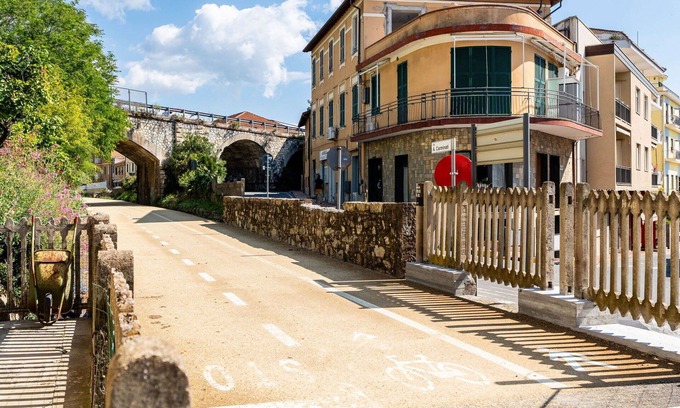 Marina di Andora Apartment | Lovely apartment for 4 people with WIFI, A/C, TV, balcony, pets allowed and parking