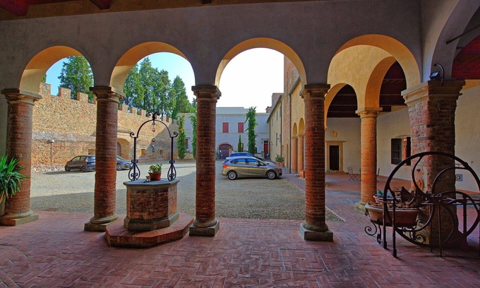 Certaldo Alto Apartment | Lovely apartment for 4 people with WIFI, A/C, TV, panoramic view and parking, close to San Gimig.