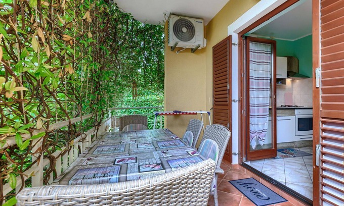 Karigador Apartment | Lovely apartment for 4 people with WIFI, A/C, TV, balcony and parking