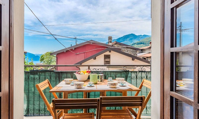 Peglio Apartment | Lovely apartment for 5 guests with WIFI, TV, patio and pets allowed