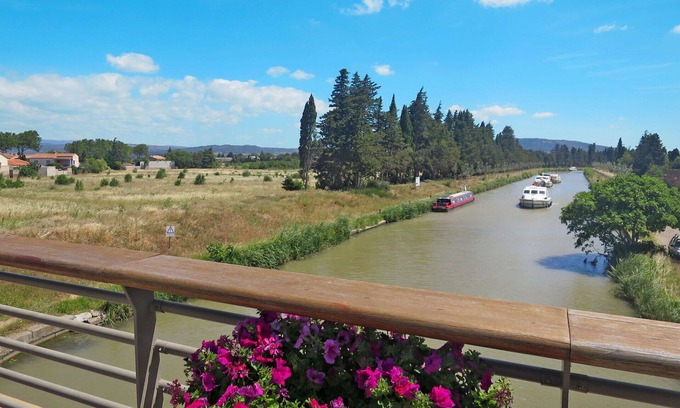 Azille Apartment | Lovely apartment for 5 people with WIFI, pool, TV, terrace, pets allowed and parking