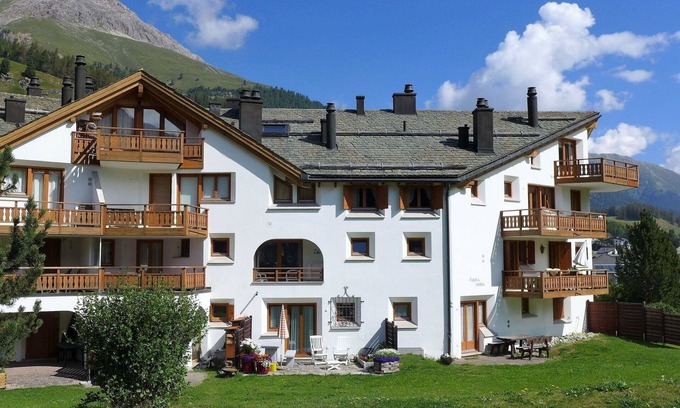 Celerina-Schlarigna Apartment | Lovely apartment for 6 guests with WIFI, TV, balcony, pets allowed, panoramic view and parking