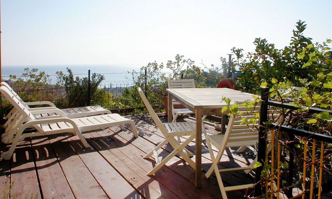 Pantai Apartment | Lovely apartment for 6 people with WIFI, TV, terrace, pets allowed and parking