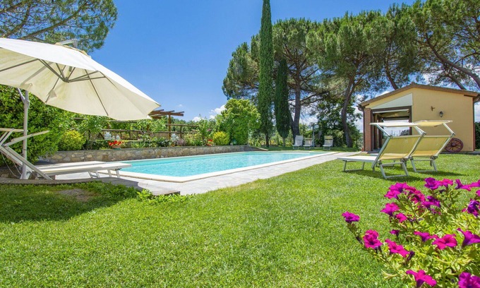 Bucine Apartment | Lovely apartment for 4 guests with pool, WIFI, TV, terrace, pets allowed and parking