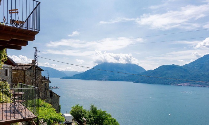 Dervio Apartment | Lovely apartment for 5 people with WIFI, TV, balcony and pets allowed