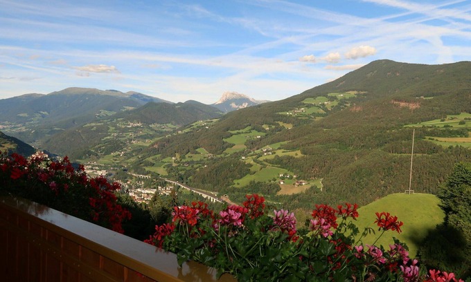 Albions Apartment | Lovely apartment for 4 guests with pool, WIFI, TV, balcony, pets allowed and parking