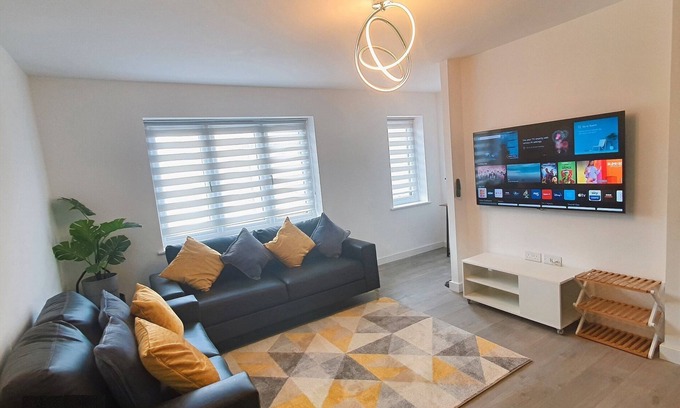 Chesterfield Apartment | Lovely apartment close 2 City Center &Rail Station