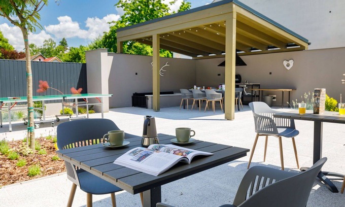 Balatonszarszo House | Lovely apartment in villa for 12 people with hot tub, WIFI, A/C, TV, patio and parking