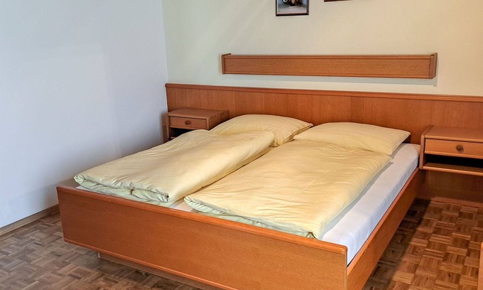 Oberwang Villa | Lovely apartment in villa for 5 people with WIFI, TV and balcony