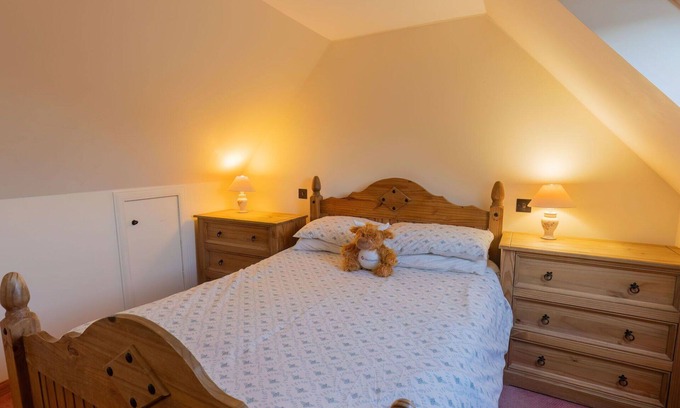 South Galson House | Lovely apartment in villa for 6 guests with WIFI, TV and parking