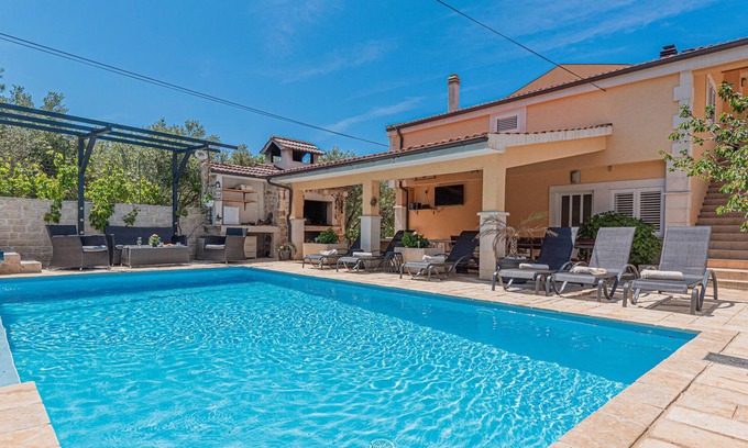 Brodarica Apartment | Lovely apartment in Sibenik with sauna
