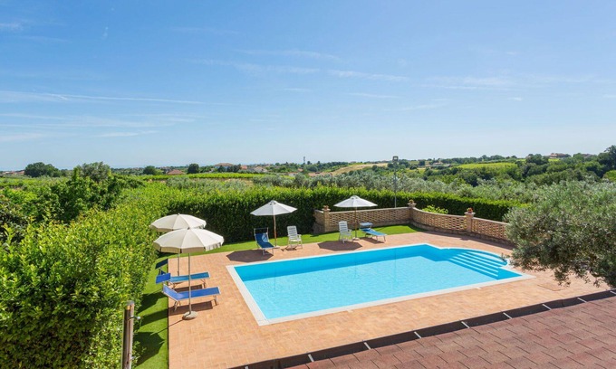 Crecchio House | Lovely apartment in villa for 4 people with pool, WIFI, TV, terrace, pets allowed and parking