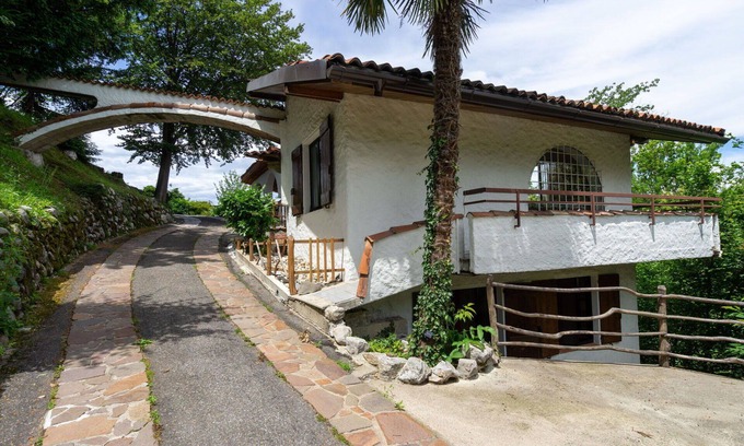 Arolo House | Lovely apartment in villa for 6 guests with TV, terrace, pets allowed and parking