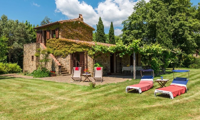 Scansano Villa | Lovely apartment in villa for 4 guests with WIFI, TV, terrace, pets allowed and parking