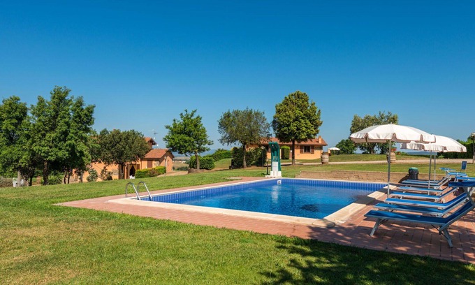 Scansano Villa | Lovely apartment in villa for 4 guests with A/C, pool, WIFI, TV, terrace and pets allowed