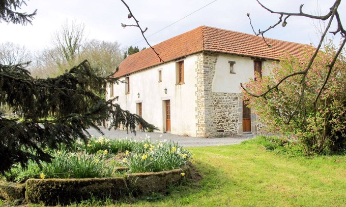 Savigny House | Lovely apartment in villa for 3 guests with WIFI, TV, patio, pets allowed and parking