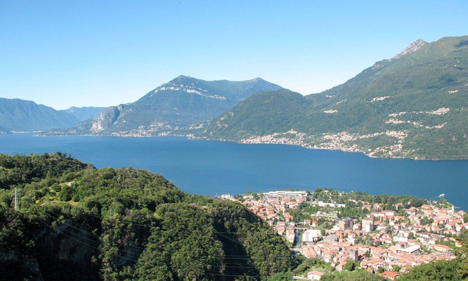 Dervio Villa | Lovely apartment in villa for 12 guests with WIFI, A/C, TV, patio, pets allowed and parking