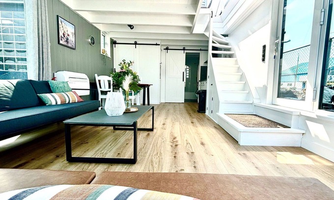 Woudsend House | Lovely apartment in villa for 4 guests with WIFI, patio and parking