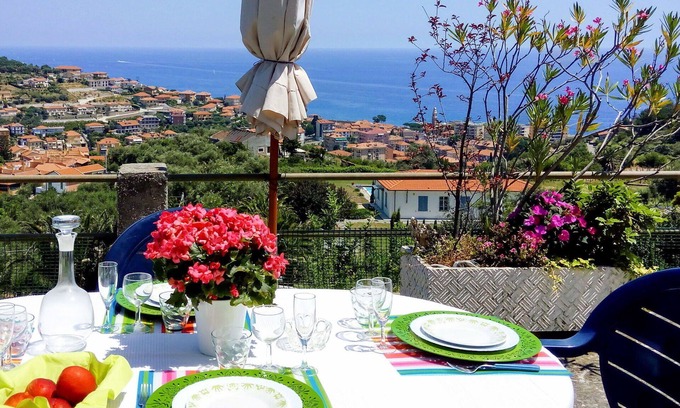 Costarainera Apartment | Lovely apartment for 6 guests with WIFI, TV, terrace, pets allowed and parking