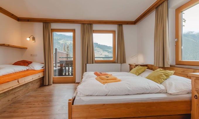 Hollersbach im Pinzgau Apartment | Lovely apartment for 20 people with WIFI, TV, terrace, pets allowed and parking