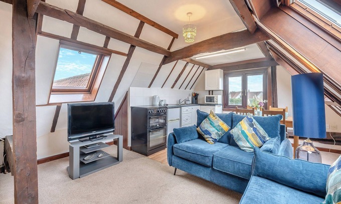 Colchester Cottage | Lovely barn in a beautiful setting with swimming pool.
