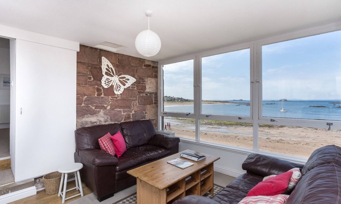 North Berwick Apartment | Lovely beachside apartment, with uninterrupted views across to the Fife coastline. Sleeps 8.