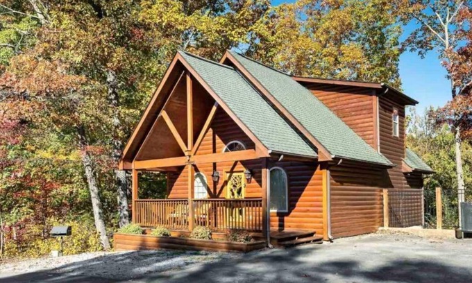 Chalet Village Cabin | Lovely Cabin near GSMNP & Attractions -Hot Tub!