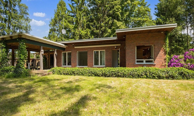 Oud-Turnhout House | Lovely chalet in Arendonk with terrace
