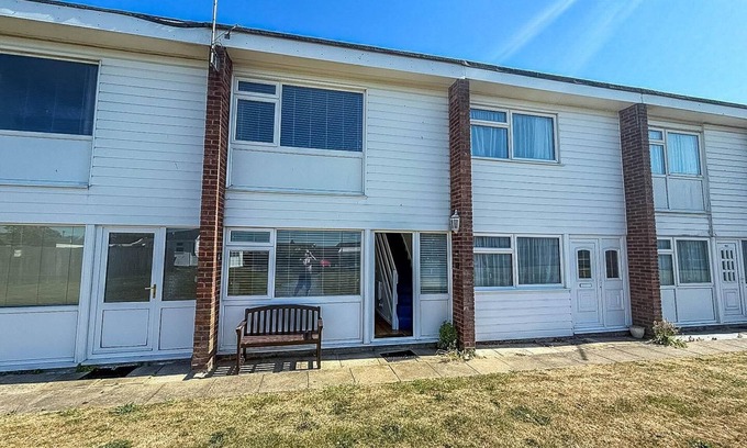 Scratby Ski Chalet | Lovely chalet to hire in Scratby nearby the beach in Norfolk ref 76165B
