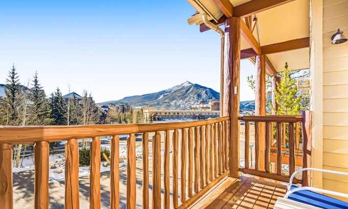 Frisco Condo | Lovely condo with fantastic mountain view, skiing, fireplace, & washer/dryer