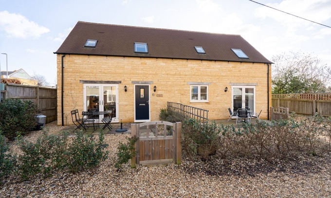 Bourton Cottage | Lovely Cotswold holiday cottage within walking distance of restaurants/shops