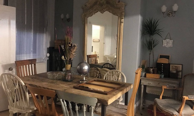 Leek House | LOVELY COTTAGE TERRACE HOME, Leek Centre