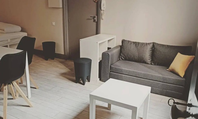 Bourges Apartment | Lovely downtown studio