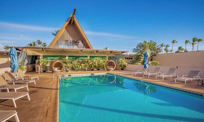 Kahului Hotel | Lovely Family & Friends Hawaii Getaway | Two Spacious Rooms w/Outdoor Pool