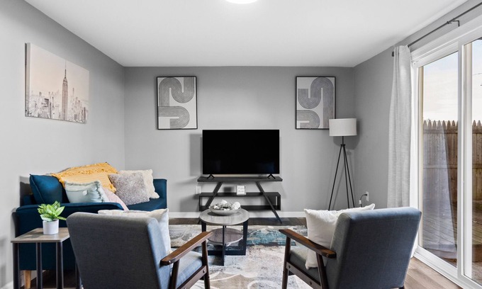 Middletown House | Lovely Family sized 3 bedroom Colonial home, close to restaurant.