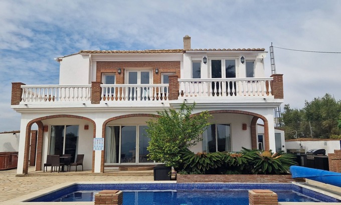 Cutar Villa | Lovely family villa overlooking Lake and Mountains 15 mins from Coast