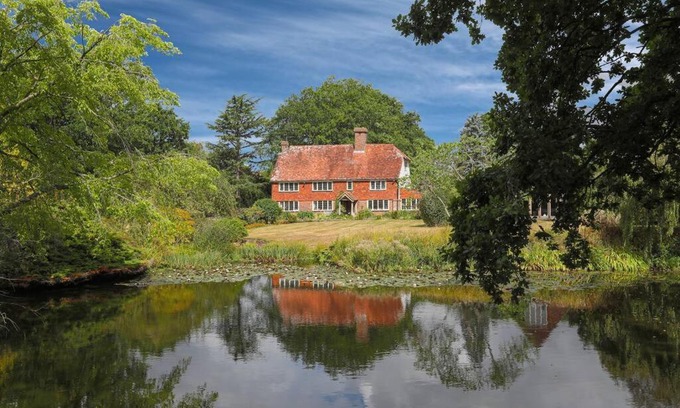 Five Oak Green House | Lovely Farmhouse with Stunning Gardens