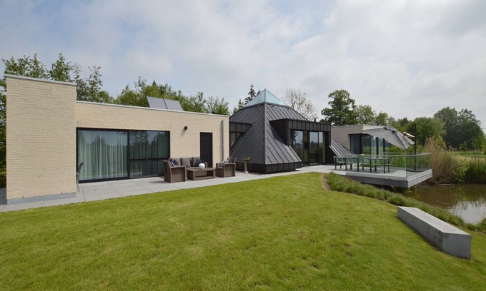 Eekhout Villa | Lovely holiday home 'Walleken' with a pond