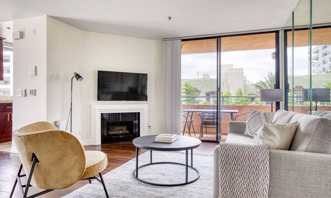 Hollywood Hills West Apartment | Lovely Hollywood 1BR w/Pool, walk to metro, restaurants, by Blueground