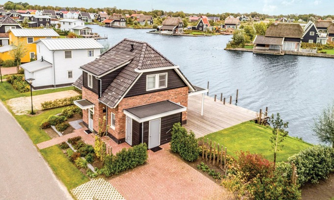 Zuideinde House | Lovely home in Giethoorn with WiFi