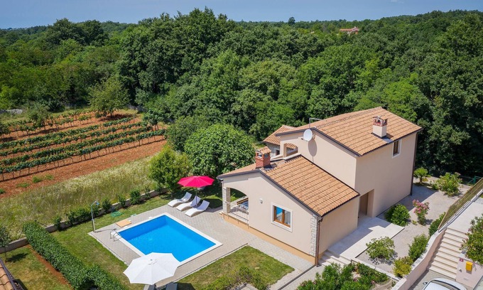 Mofardini House | Lovely home in Tinjan with WiFi