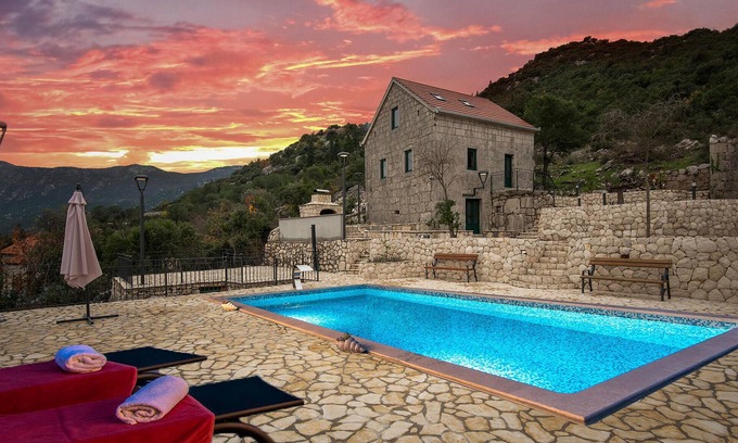 Vrgorac House | Lovely home in Vrgorac with WiFi