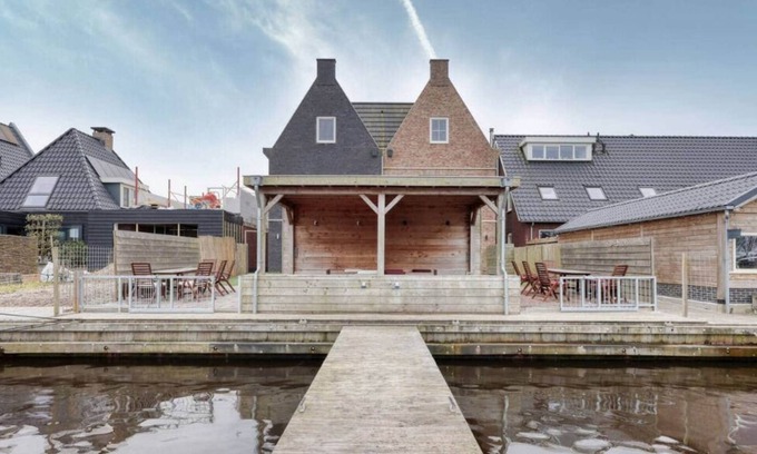Stavoren House | Lovely house on the water with 5 bed/bathrooms, Lovely house on the water with 5 bed/bathrooms