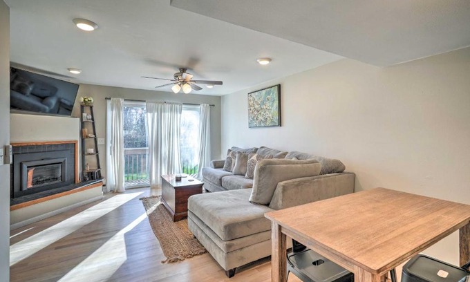 Iowa City House | Lovely Iowa City Townhome about 3 Mi to Dtwn!