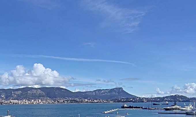 Saint-Mandrier-sur-Mer Apartment | Lovely, large 2-room through-hall apartment with incredible 180° view of the harbour.